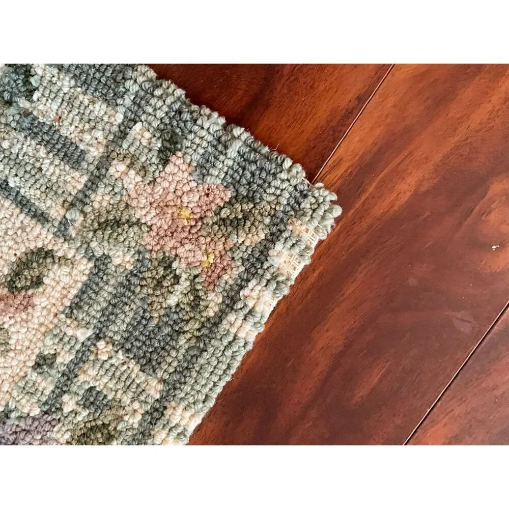 Beautiful vintage floral hook rug 18 1/2